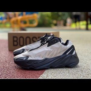 yeezy 700 MNVN Bone